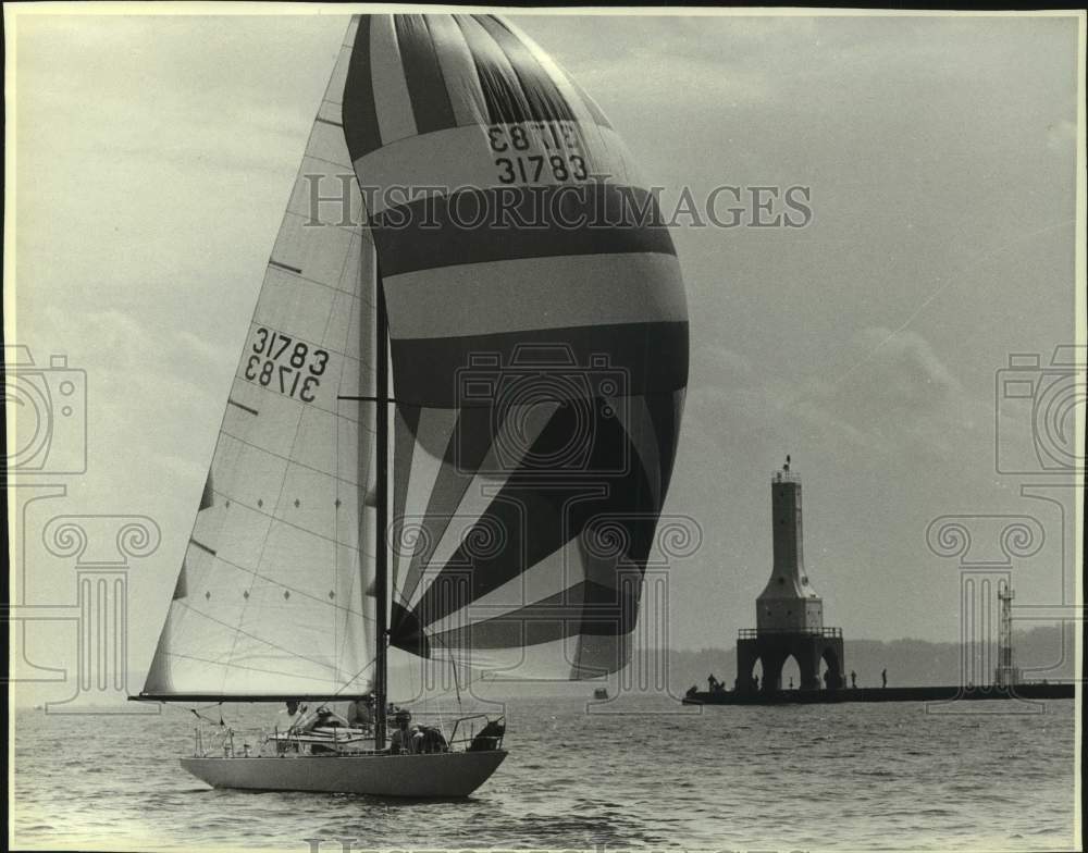 1983 Press Photo State Representative Donald Stitt sails his boat, Magic- Historic Images