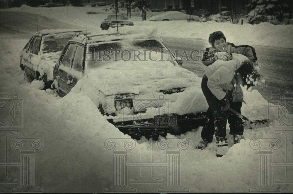 1987 Press Photo Wisconsin siblings Bradley &amp; Vicki Weiss get into snow fight- Historic Images