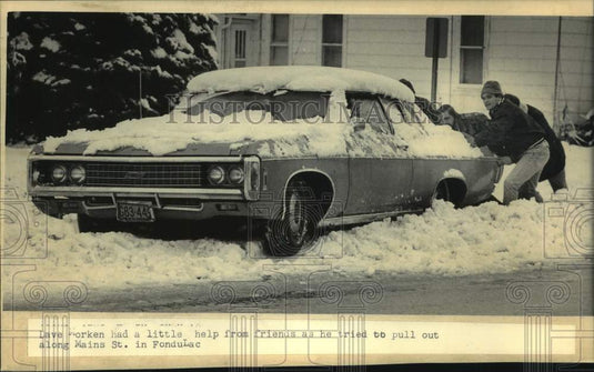 1985 Press Photo Dave Morken, friends try to get car out of Wisconsin snowbank- Historic Images