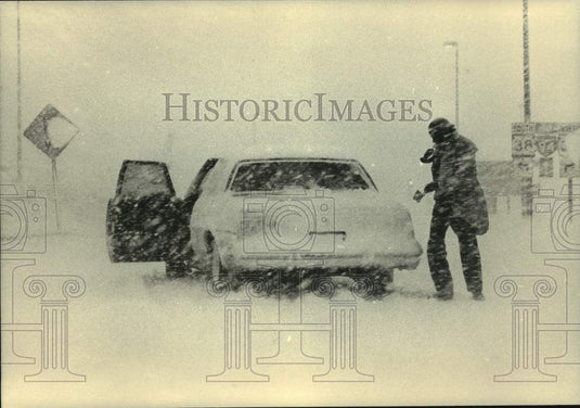 1987 Press Photo A man caught in the middle of a snowstorm in Wisconsin- Historic Images