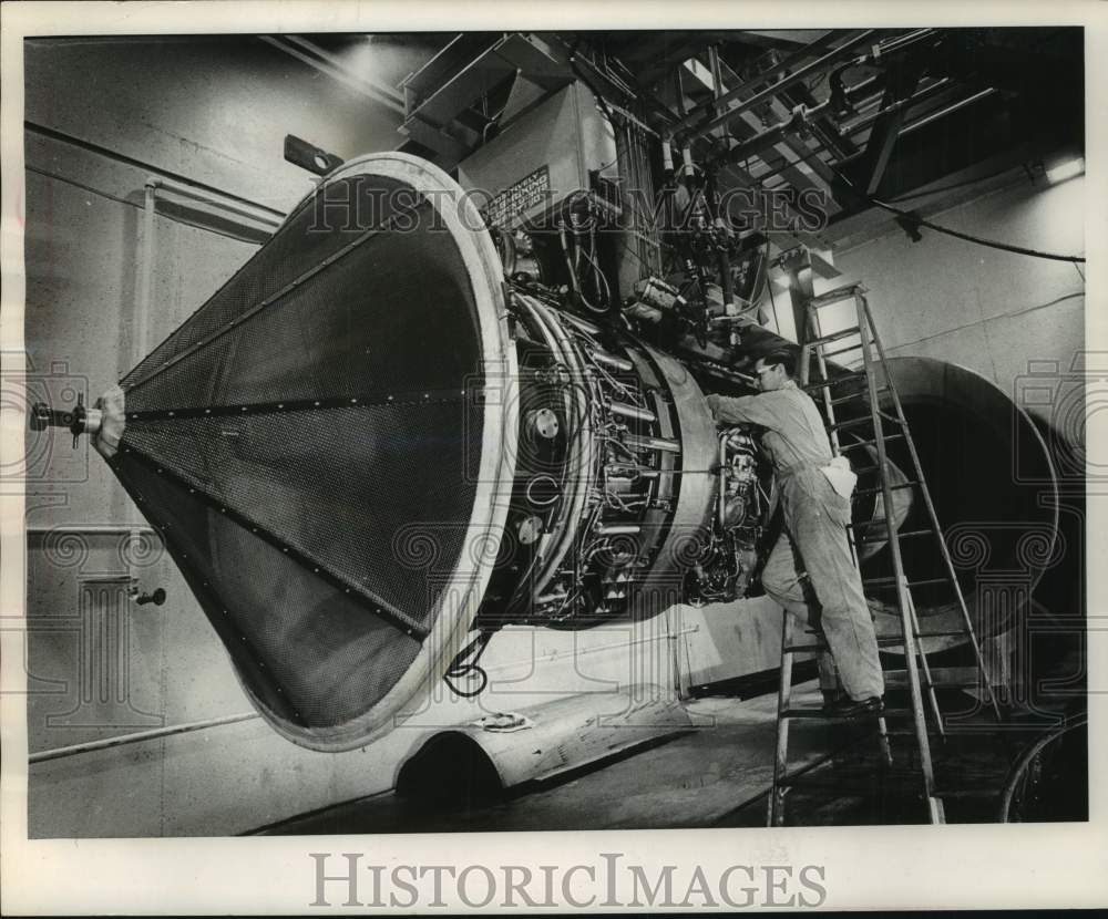 1963 Press Photo Reassembling of Jet and Piston Engine at Northwest Airlines- Historic Images