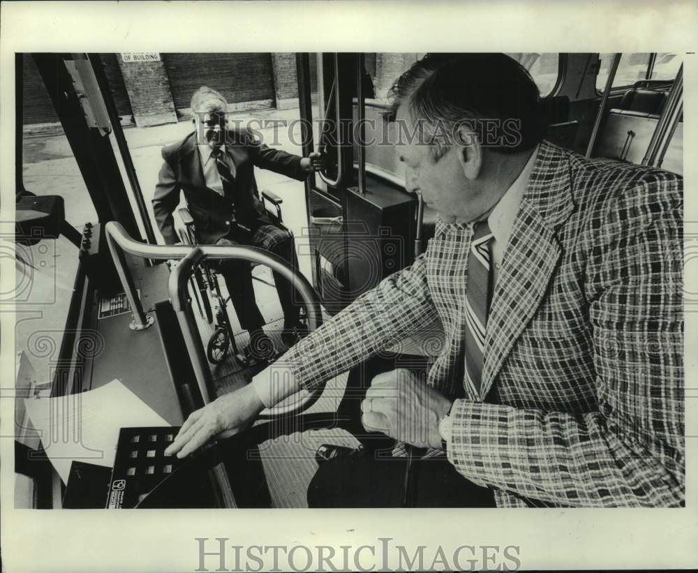 1978 Press Photo Bus equipped with Pneumatic lifts for handicapped shown, others- Historic Images