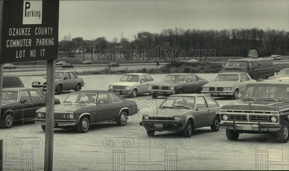 1985 Press Photo Cars shown in free park-and-ride lots in Ozaukee County.- Historic Images