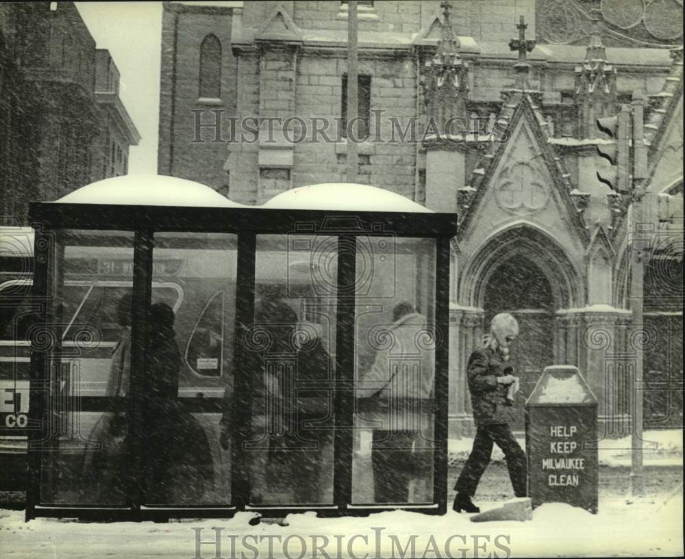 1980 Press Photo Rides await Milwaukee city bus in shelter across from Church- Historic Images