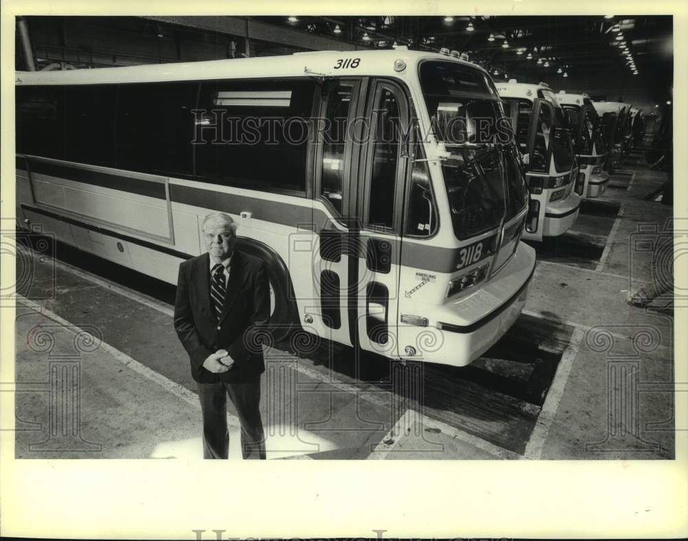 1980 Press Photo Henry Mayer transit chief stands at transit office by new buses- Historic Images