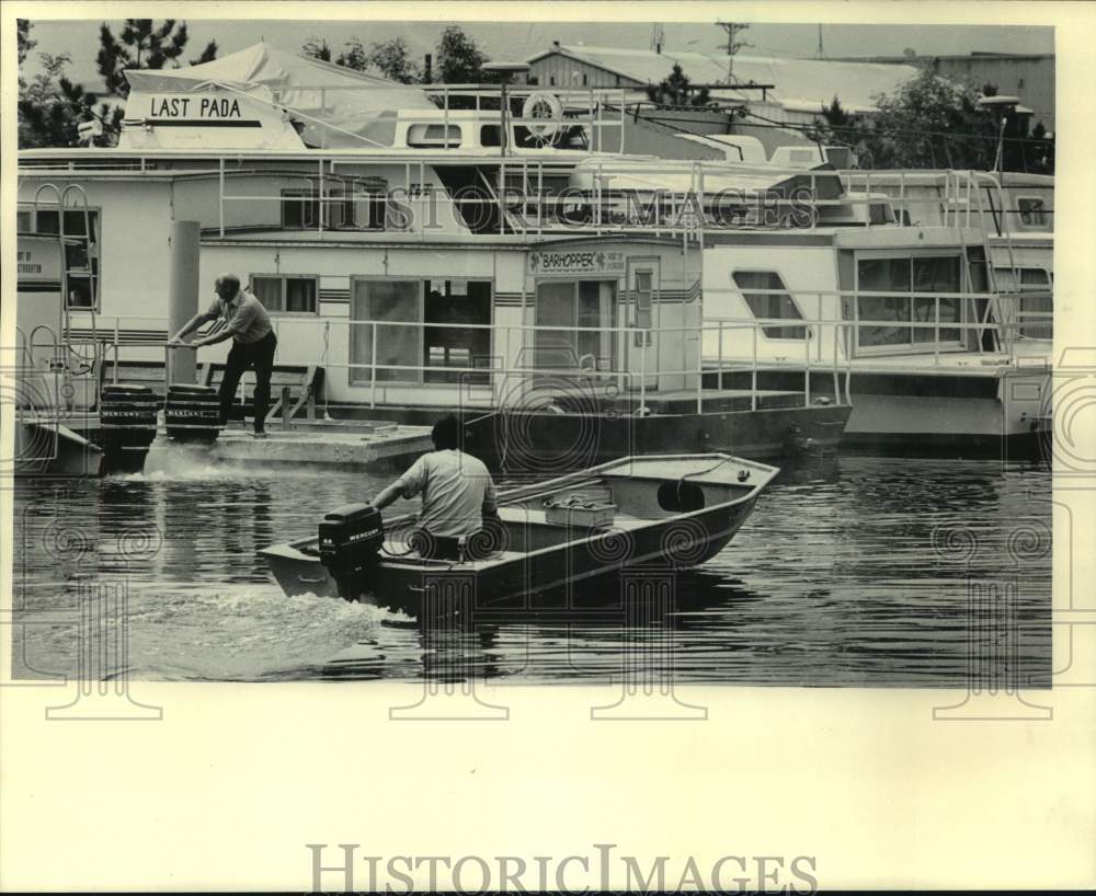 1986 Press Photo Houseboats line a stretch of riverfront at La Crosse- Historic Images