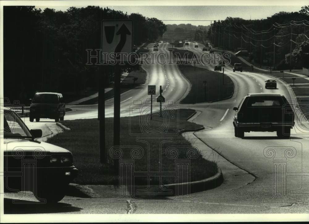 1990 Press Photo Traffic flow on Milwaukee&#39;s Mequon Road sees 13,000 cars- Historic Images