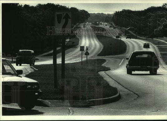 1990 Press Photo Traffic flow on Milwaukee's Mequon Road sees 13,000 cars- Historic Images