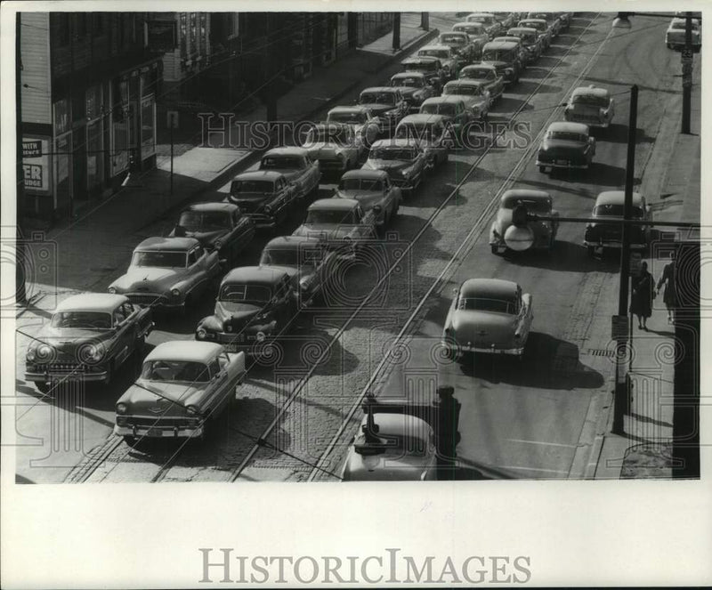 Load image into Gallery viewer, 1967 Press Photo Traffic scene in downtown Milwaukee - mjt19469
