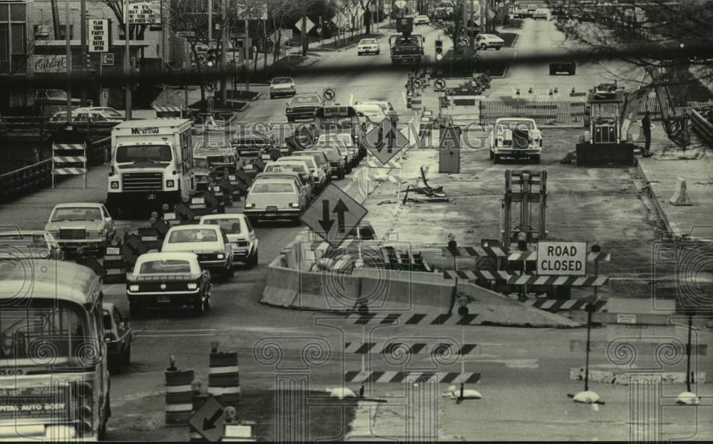 1983 Press Photo Traffic congestion on E. Capitol Dr. Bridge due to construction- Historic Images