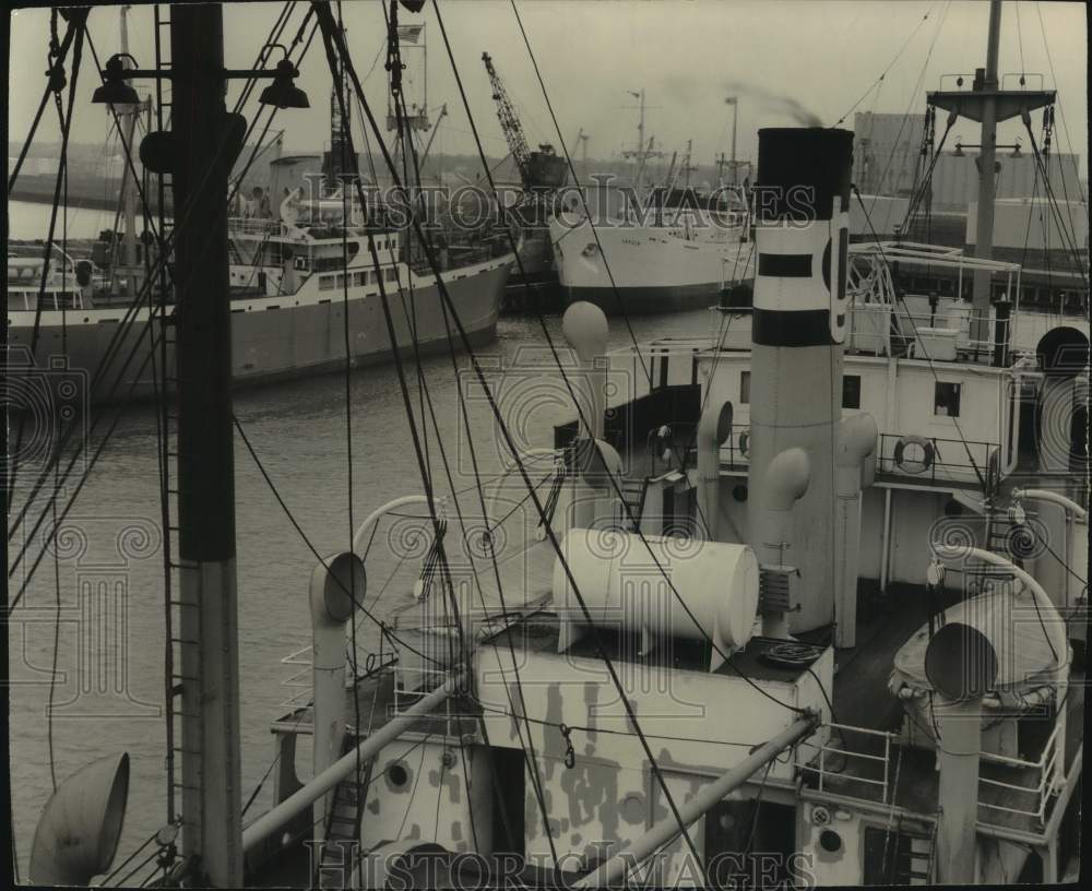 1947 Press Photo Milwaukee harbor hosts ships from Norway, Holland and Sweden- Historic Images