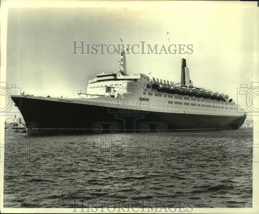 1979 Press Photo Luxury liner Queen Elizabeth 2 near shore - mjt19553- Historic Images