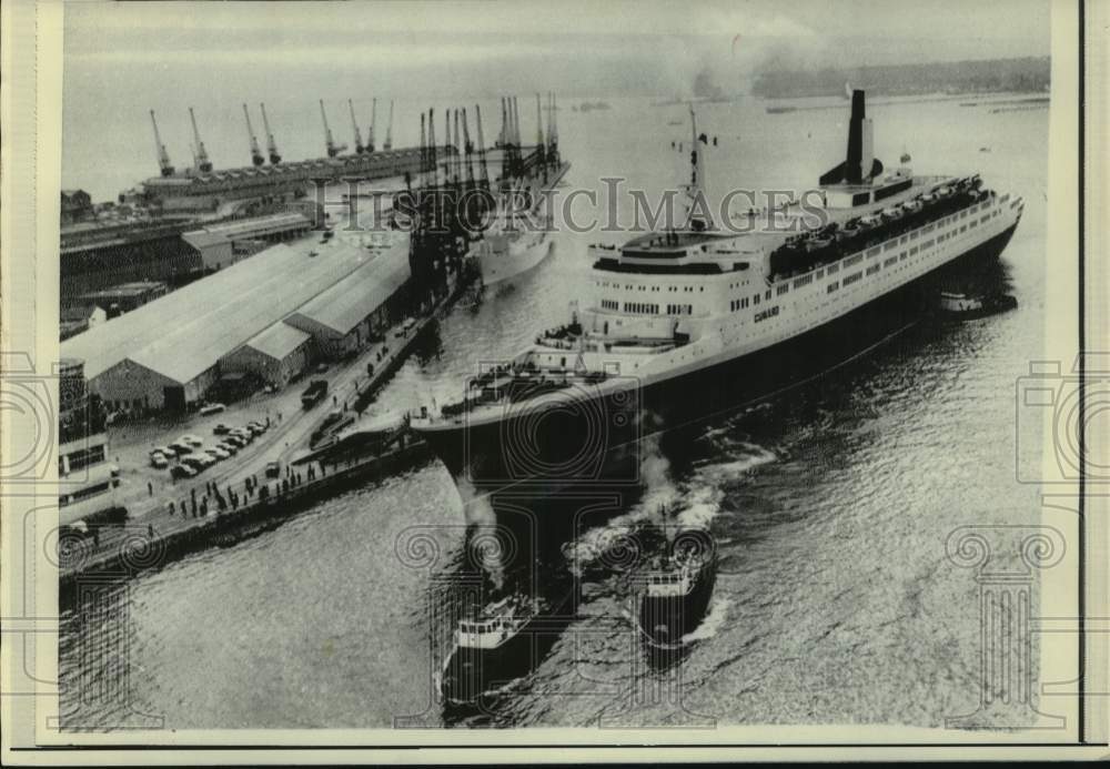 1969 Press Photo Tugs nudge Queen Elizabeth into berth for work in Southhampton- Historic Images