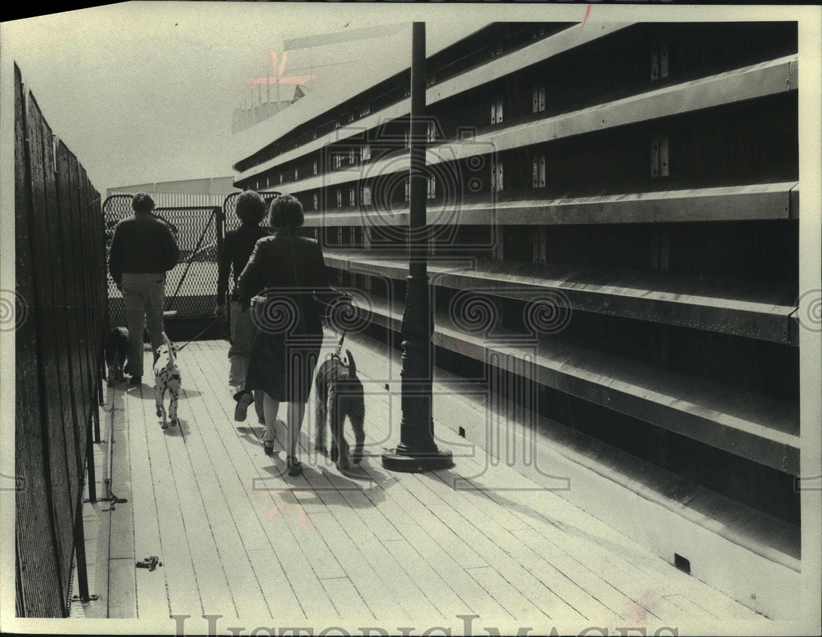 1978 Press Photo A Victorian lamp post on Queen Elizabeth II dog walking deck.- Historic Images