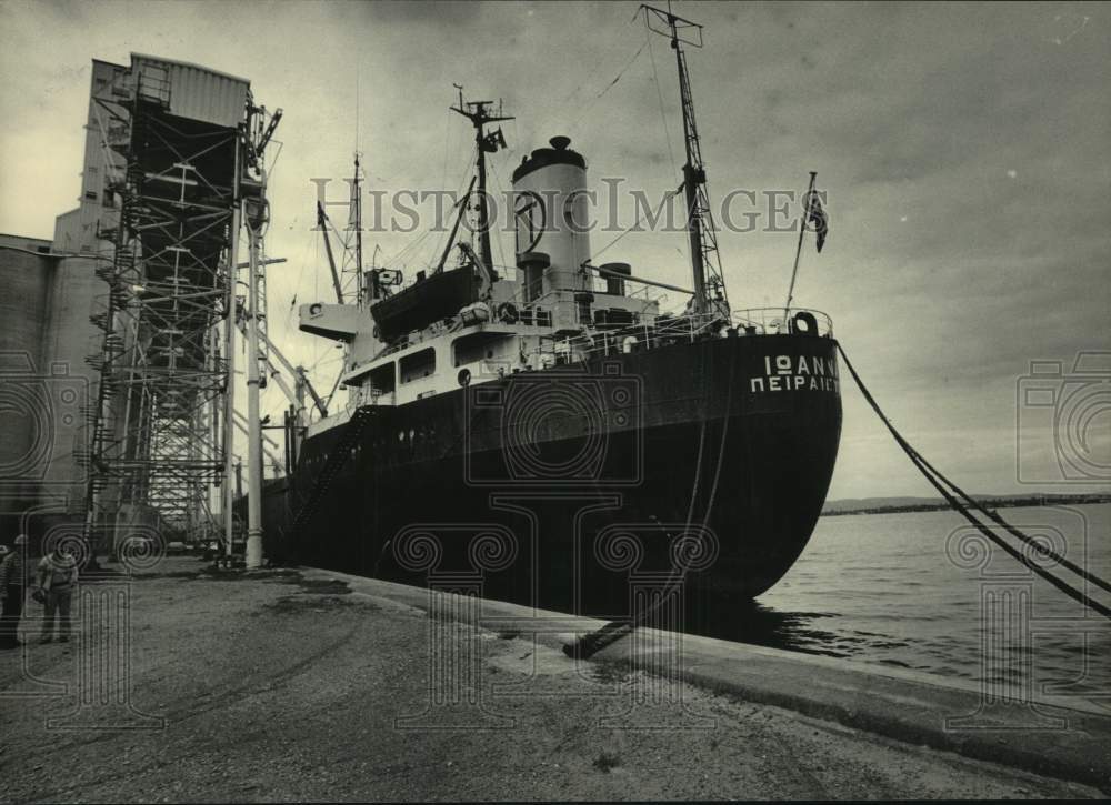 1984 Press Photo The Ioanna at Superior, Wisconsin at Continental Grain Elevator- Historic Images