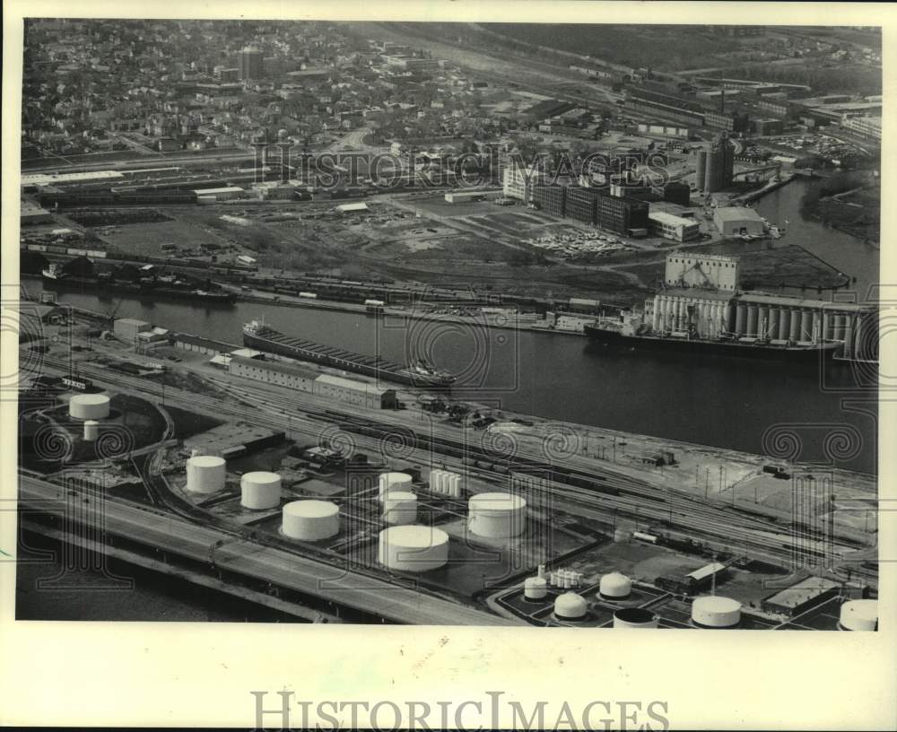 1984 Press Photo Aerial view of Jones Island looking across Kinnickinnic River.- Historic Images