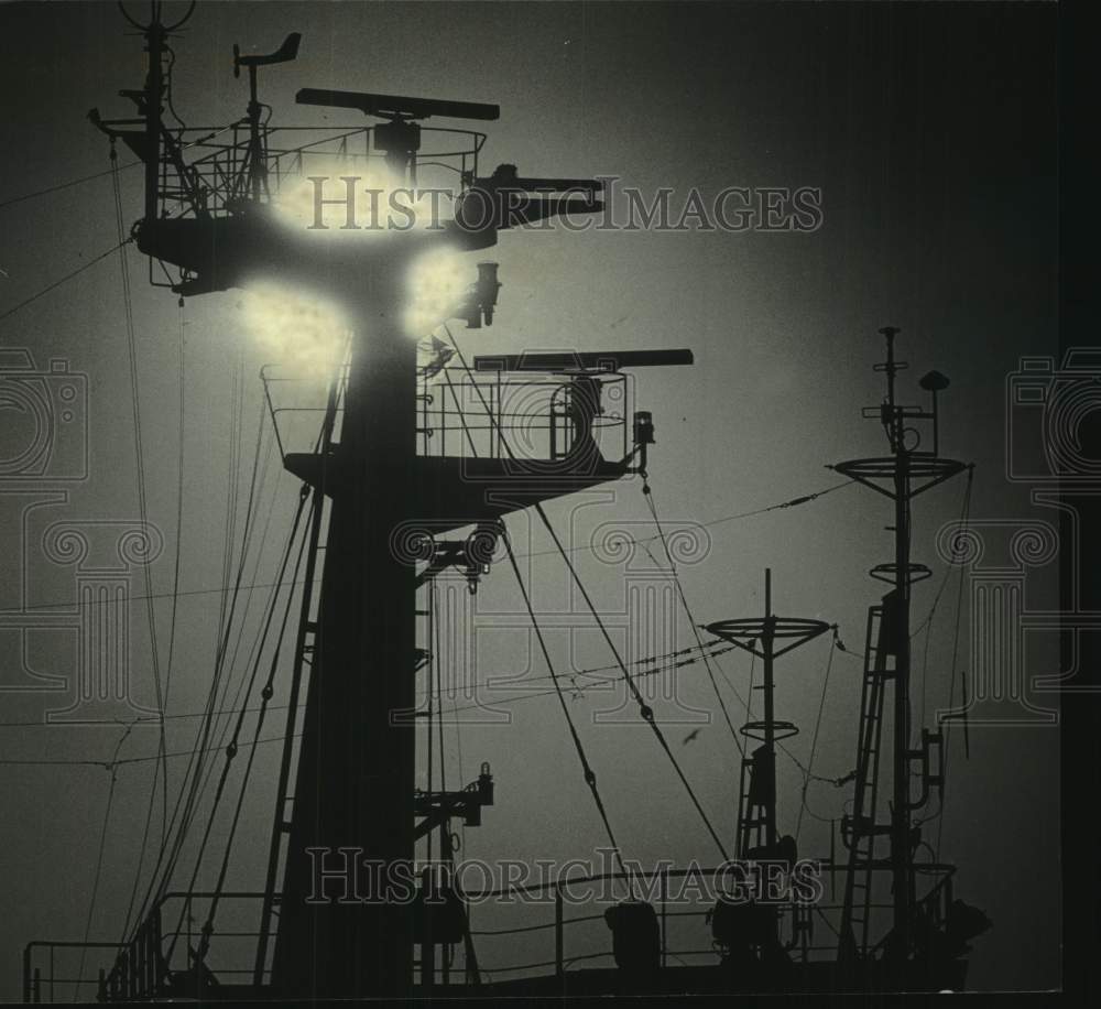 1982 Press Photo Silhouettes of ships in Milwaukee area - mjt19670- Historic Images