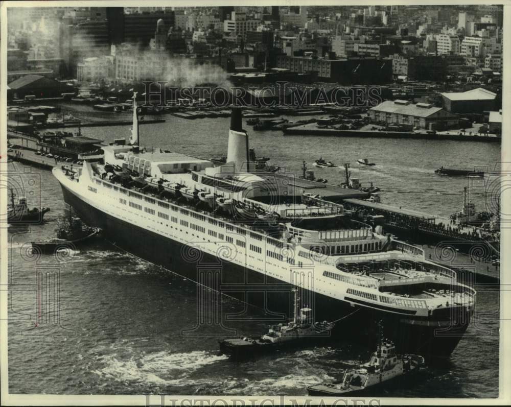 1975 Press Photo Tugs Nudge The Queen Elizabeth 2 Into Its Berth At Yokohama- Historic Images