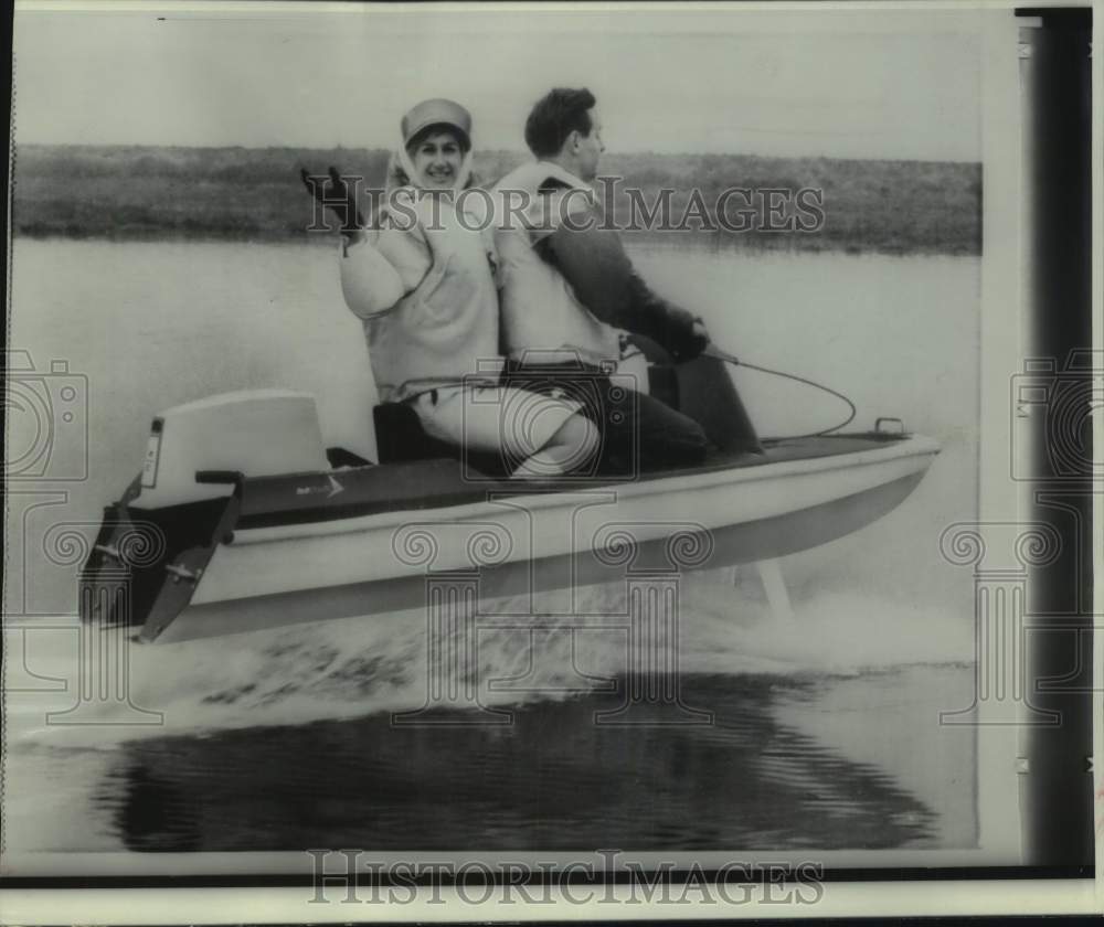 1987 Press Photo Peter Nott and Miss Rene Bennet ride hydrofoil boat in England- Historic Images