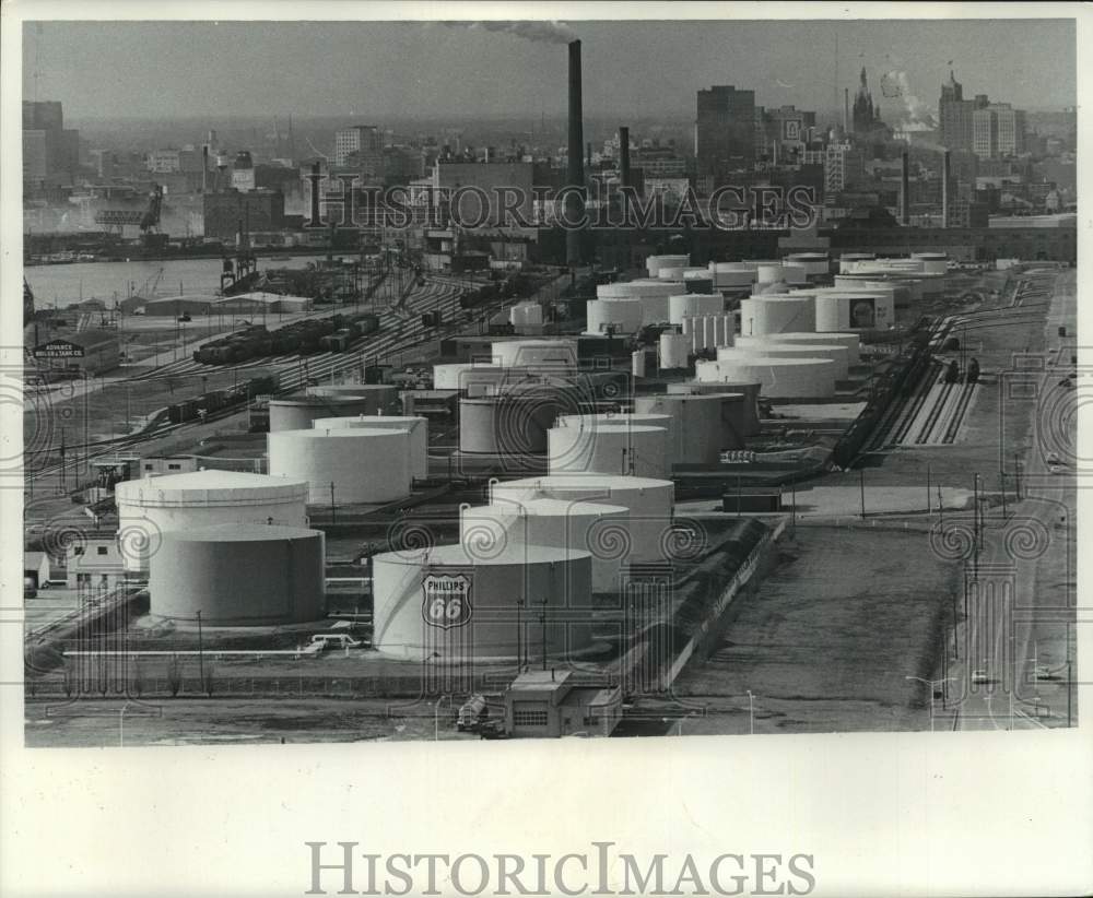 Press Photo Gasoline storage tanks on Jones Island, Milwaukee - mjt19842- Historic Images