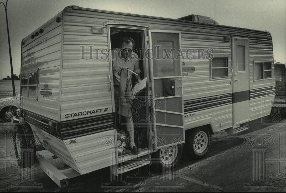 1986 Press Photo Garry Sowerby lived in this trailer on his across-America trip- Historic Images