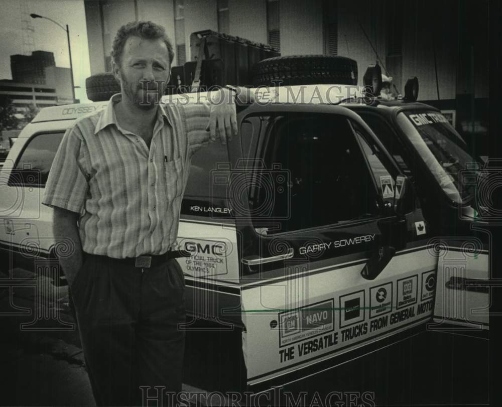 1985 Press Photo Long distance driver Garry Sowerby pose beside his GMC Suburban- Historic Images