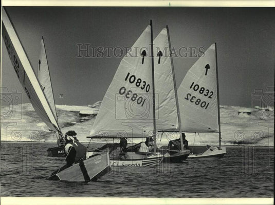 1986 Press Photo Sailboats at the South Shore Yacht Club's Frosbite Races- Historic Images