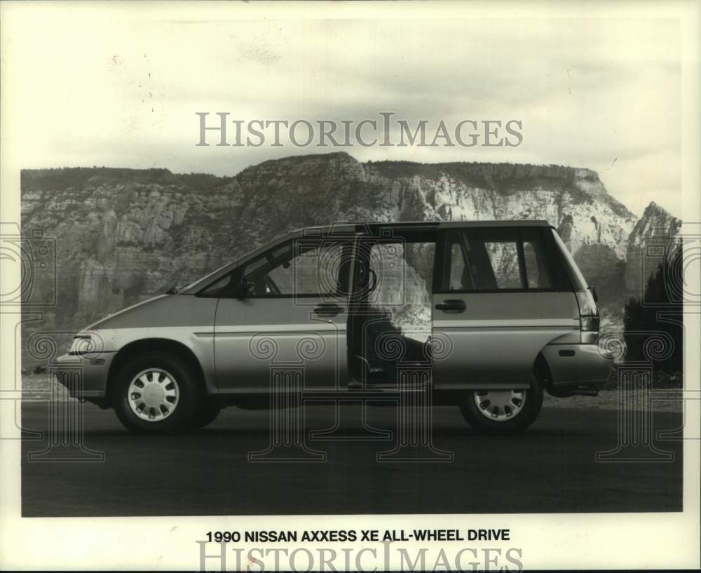 1989 Press Photo 1990 Nissan Axxess XE minivan with sliding doors, Japan.- Historic Images