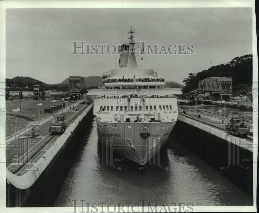 Press Photo Princess Cruises passengers throng the decks of the ship- Historic Images