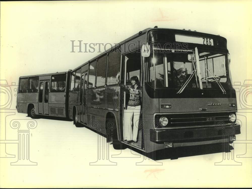 1979 Press Photo The articulated bus - the one with the bend in the middle.- Historic Images