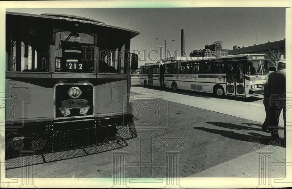 1985 Press Photo Trolley bus stood by new bendable bus at Performing Arts Center- Historic Images