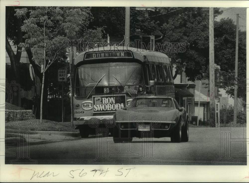 1979 Press Photo A modern day bus on one of its last runs on Lloyd Street.- Historic Images