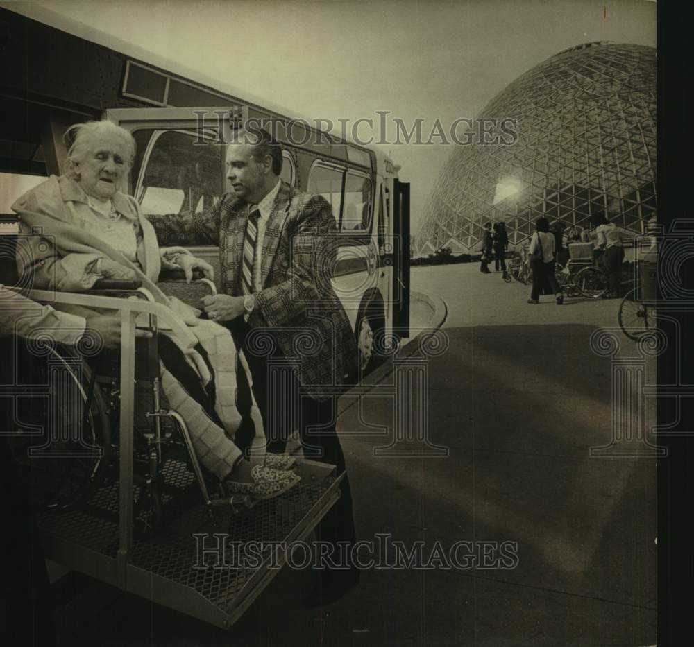 1979 Press Photo Russell Ouellette helped Julia Gross off the bus in MIlwaukee.- Historic Images