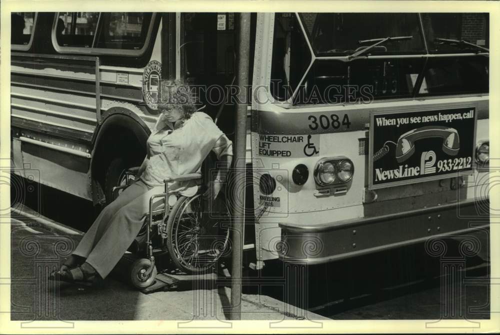 1979 Press Photo Laurie Skeens boards City bus at Family Hospital using lift- Historic Images