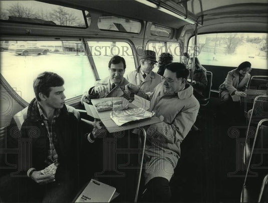 1984 Press Photo Frank Grandalis & David Hingtgen eat pizza on Freeway Flyer- Historic Images