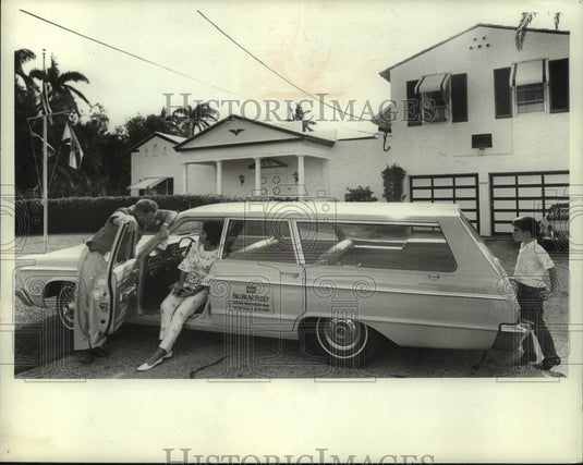 1966 Press Photo Elliot Roosevelt speaks with wife in front of their home.- Historic Images
