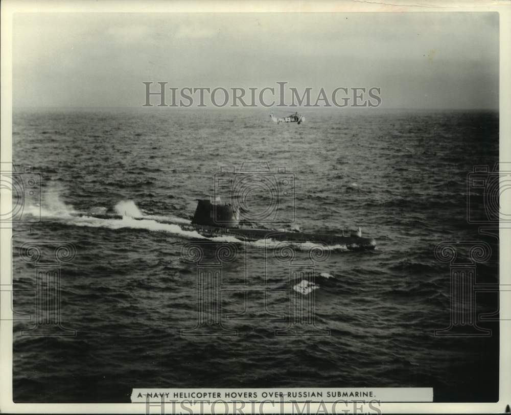 1967 Press Photo United States helicopter over Russian submarine near Cuba- Historic Images