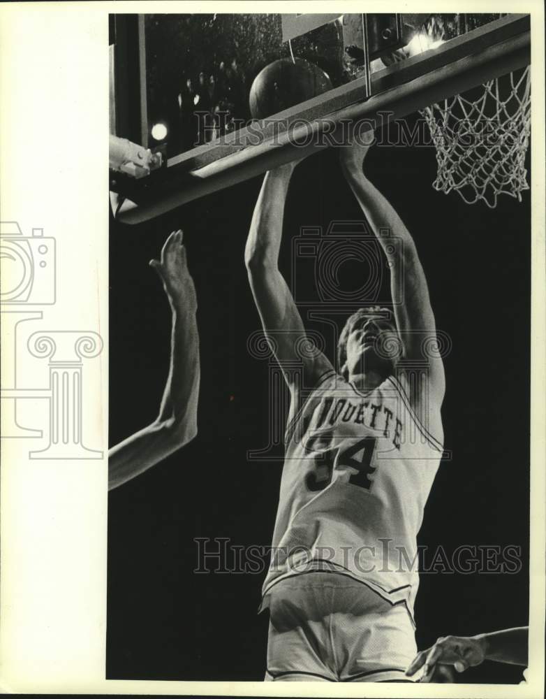 1981 Press Photo Marquette University basketball player Brian Nyenhuis under net- Historic Images