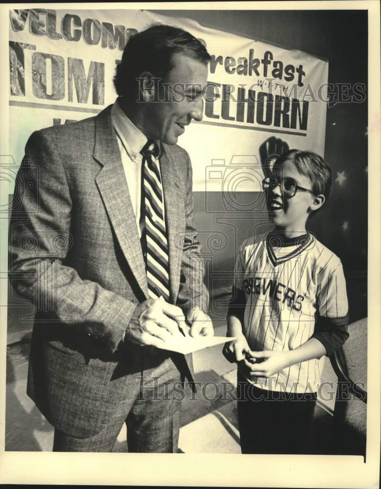 1987 Press Photo Milwaukee Brewer manager Tom Trebelhorn gives an autograph.- Historic Images