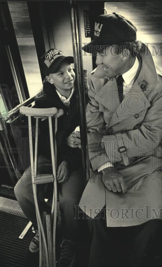 1988 Press Photo Milwaukee Brewers manager Tom Trebelhorn rides fan bus to game.- Historic Images