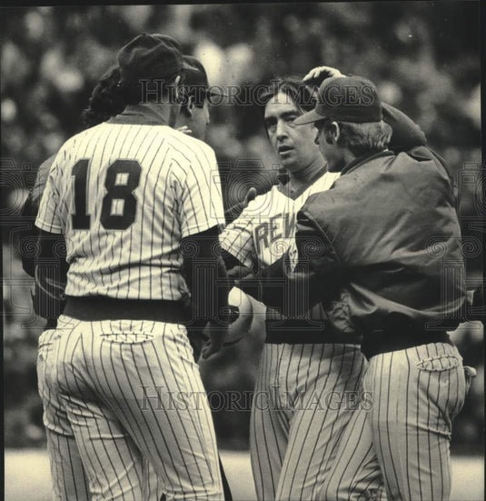 1983 Press Photo Milwaukee Brewers Ted Simmons and others after driving 2 runs- Historic Images