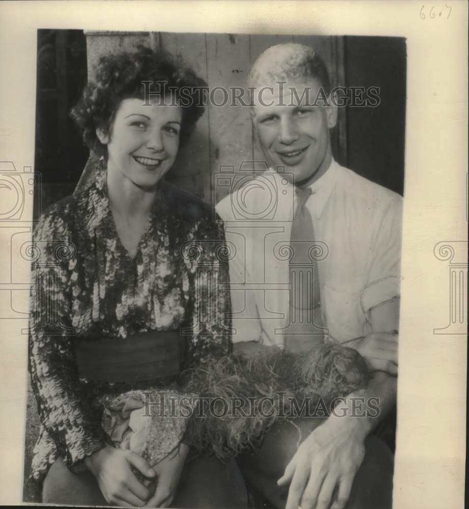 1935 Press Photo Bill and Eleanor Veeck sit together soon after marriage- Historic Images