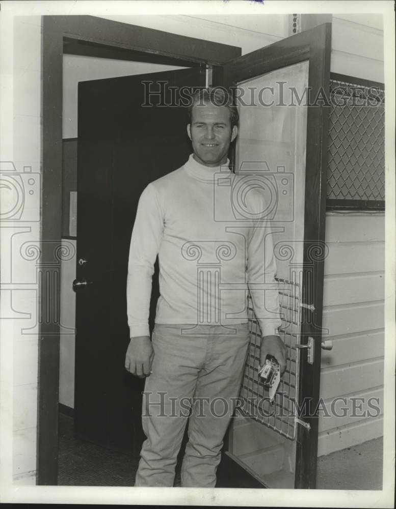 1969 Press Photo Catcher for the Cleveland Indians, Duke Sims leaves clubhouse- Historic Images