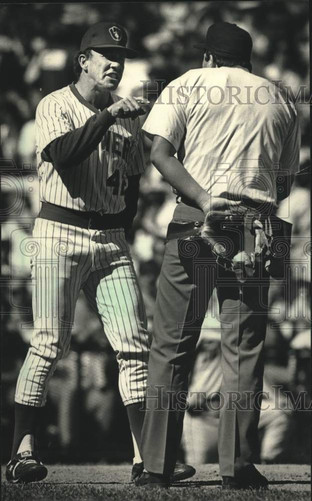 1988 Press Photo Milwaukee Brewer manager Tom Trebelhorn argues with umpire- Historic Images
