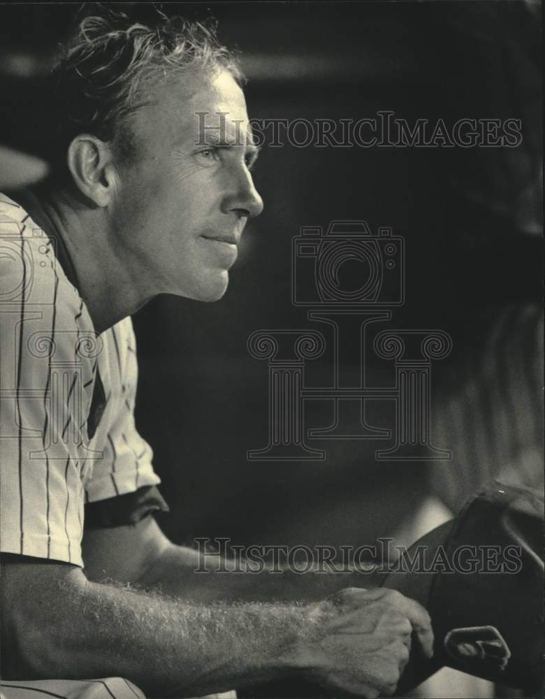 1986 Press Photo Milwaukee Brewer manager Tom Trebelhorn watches the game- Historic Images