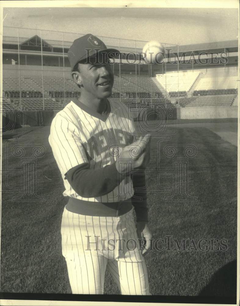1987 Press Photo Milwaukee Brewer Tom Trebelhorn tosses ball in Chandler- Historic Images