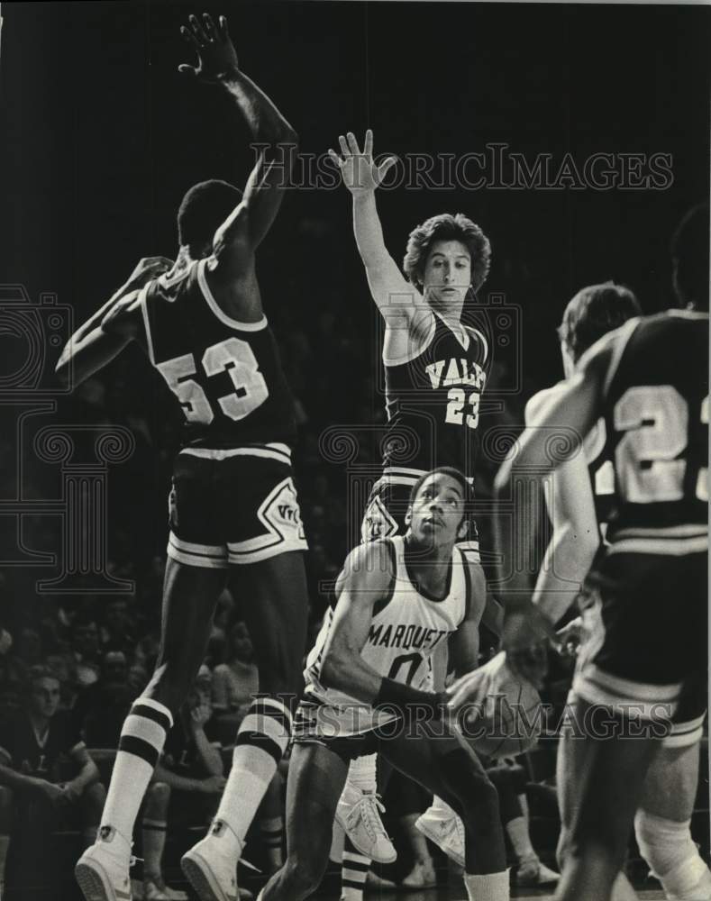 1981 Press Photo Marquette Oliver Lee faked and scored against Crusaders, Arena- Historic Images