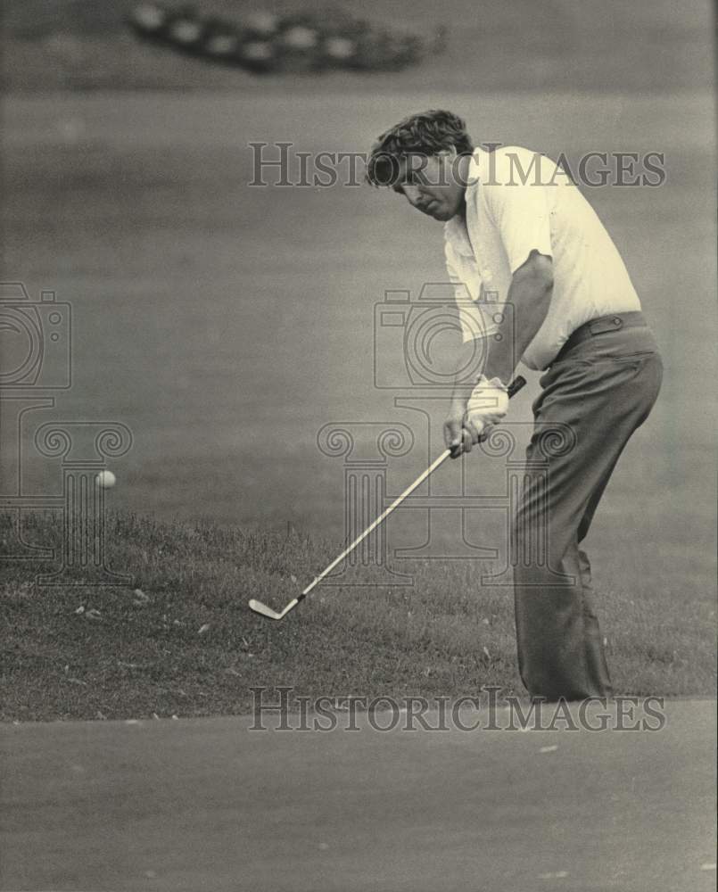 1984 Press Photo Dennis Tiziani chips onto green at US Open, Illinois.- Historic Images