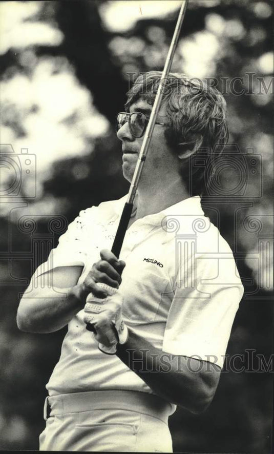 1980 Press Photo Larry Tiziani playing golf on green. - mjt20336- Historic Images