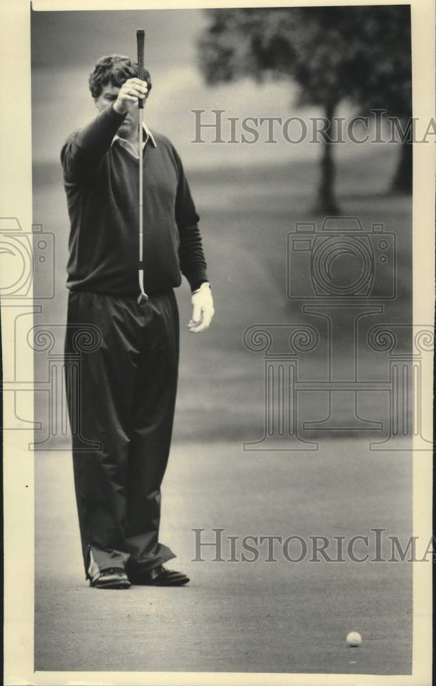 1986 Press Photo Golfer Dennis Tiziani Lines Up Putt at Tripoli Country Club- Historic Images